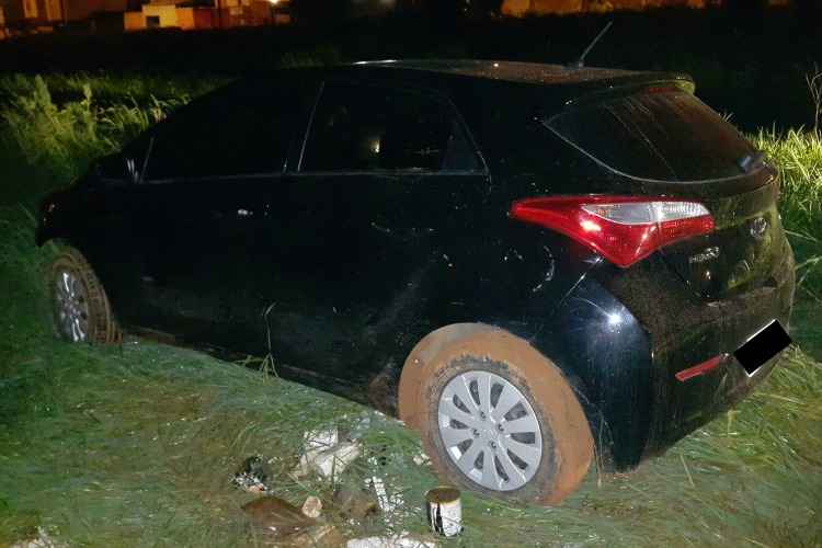 Assaltantes abandonaram o veículo após baterem em um barranco