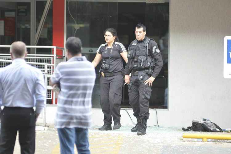 Policiais do Batalhão de Operações Especiais (Bope) foram acionados para encontrar vestígios de explosivos