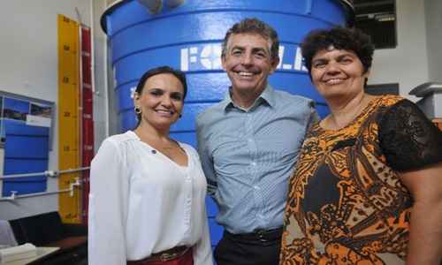 Andrea, Alvanir e Márcia, do MME, junto ao tanque de água pluvial, que abastece 20% da demanda ali