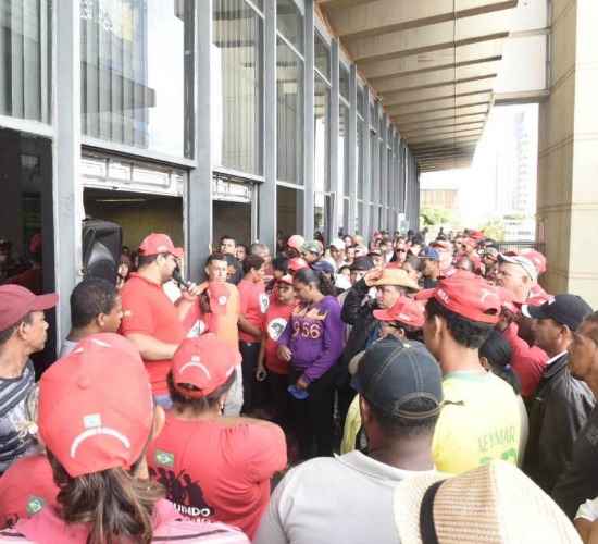 Mais de 400 famílias do MLS ocupam a sede do Incra em Brasília