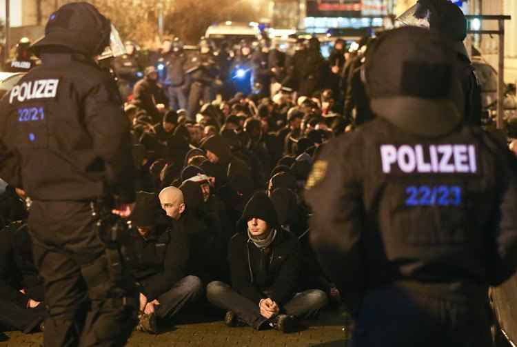 Vândalos à espera do carro de polícia para levá-los à delegacia