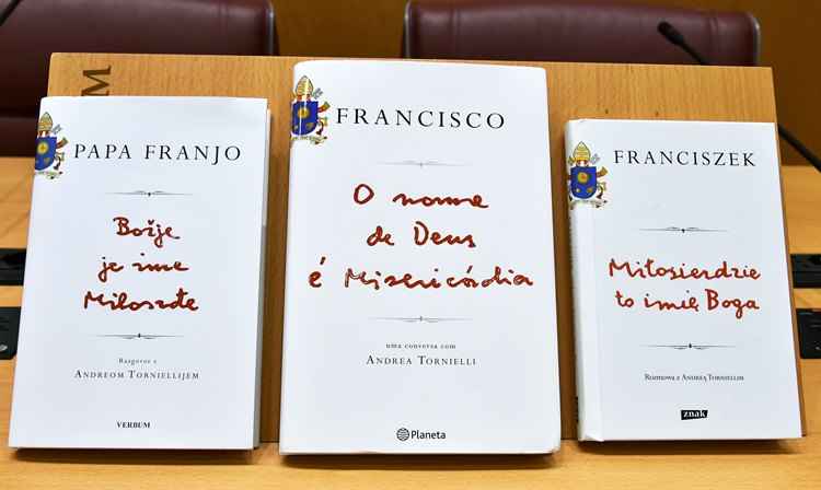 A caligrafia da capa do livro é do próprio papa Francisco