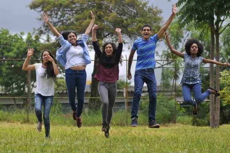 Cinco dos 58 alunos do Centro de Ensino Médio Setor Oeste aprovados no PAS comemoram o ingresso na Universidade de Brasília: esforço compensado