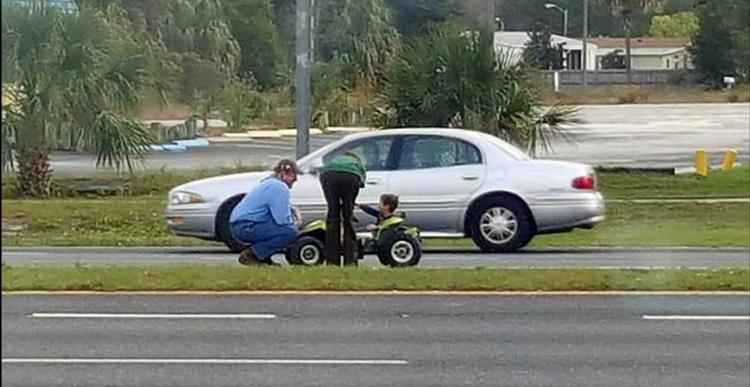 Segundo o pai do garoto, bastou ele ir ao banheiro por um minuto, quando o filho pegou o carrinho