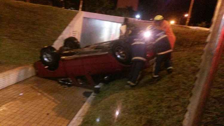 Marcionílio Vieira de Araújo estaria em alta velocidade quanto perdeu o controle da Ford Ranger vermelha. Bateu em uma placa e capotou