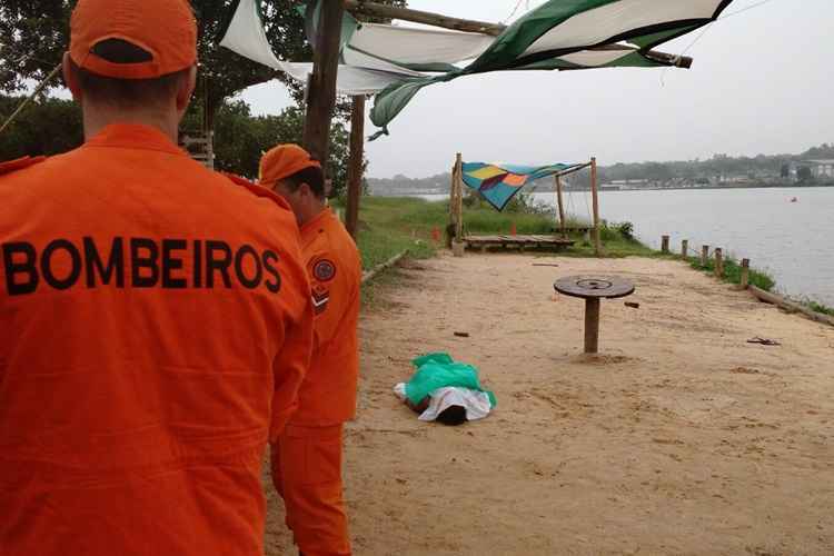 Mayron teria passado a noite bebendo e conversando com dois amigos. Pela manhã, eles decidiram entrar no Lago. A vítima não sabia nadar e se desesperou ao chegar em uma parte mais funda