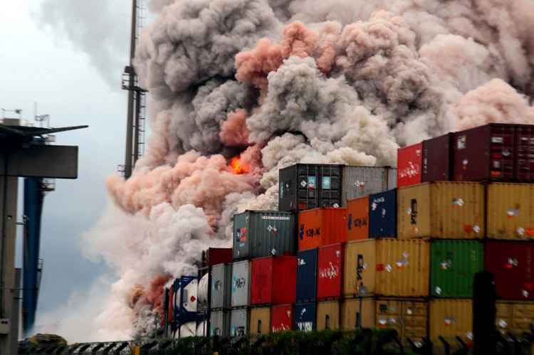 Segundo a Companhia Ambiental do Estado de São Paulo, o acidente teria sido provocado pela reação da água da chuva com os produtos químicos de um contêiner