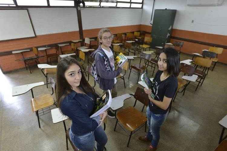 Luana Machado (E), Néliton Alves e Marcela Dálete fazem parte dos 55 aprovados do CEM 2: alunos ressaltam o apoio dos professores e da direção