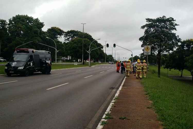 Segundo informações da corporação, um morador que caminhava pelo local encontrou um galão quando passeava próximo à L2, na altura da 605 Sul