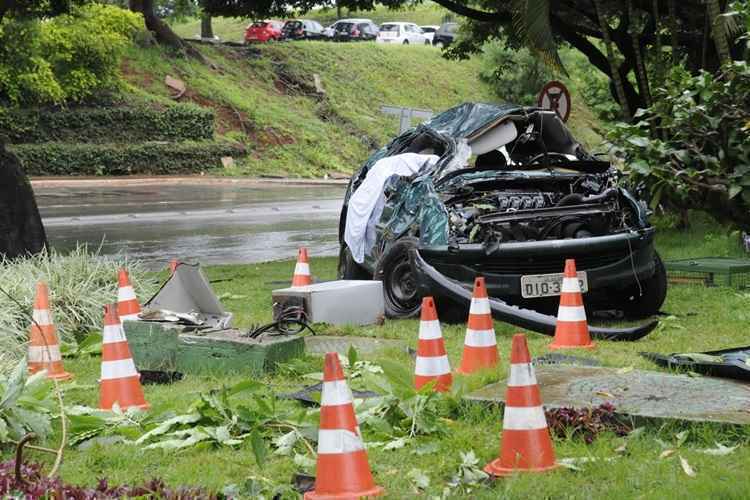 Carro ficou completamente destruído após a capotagem