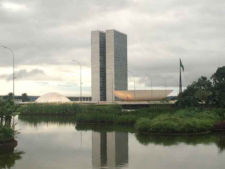 O sol deve aparecer pouco. Hoje, a temperatura máxima atinge 23°C, com umidade entre 100% e 70%