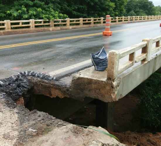 O viaduto cedeu perto de João Pinheiro, no Noroeste de Minas no último sábado (18/01)