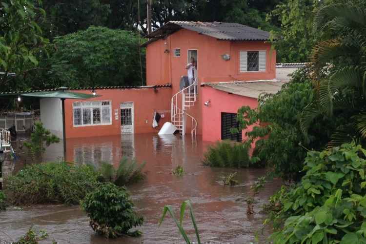 Além das residências, uma casa de religião de matriz africana foi inundada, quando havia 14 pessoas dentro, sendo cinco crianças