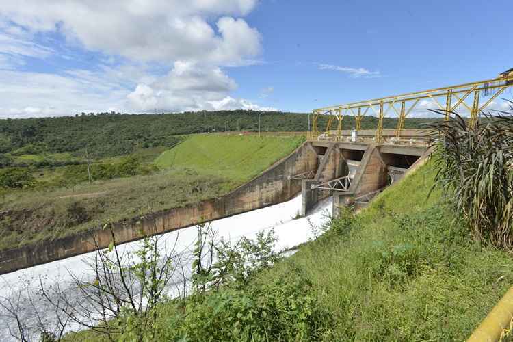 A forte chuva que atingiu o DF fez com que as três comportas da barragem do Lago Paranoá fossem abertas  para manter o nível doreservatório estável