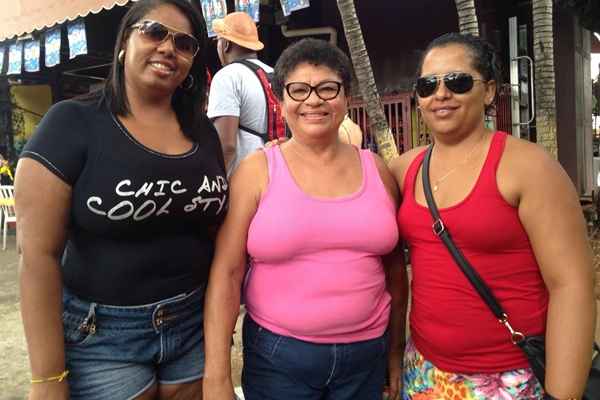 Karla Sinara, Maria de Jesus e Edna Rodrigues participam da manifestação e ainda querem curtir o bloco oficial