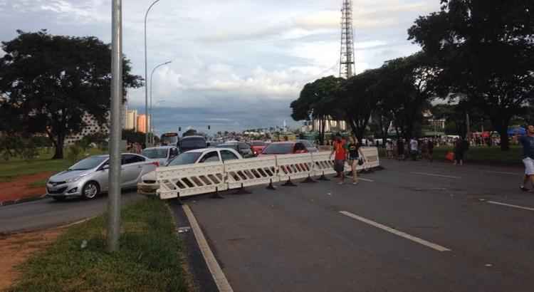 Bloco sairá no Eixo Monumental. Grupo dissidente protesta no Cruzeiro