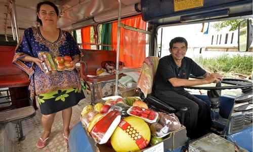 Casal vende verduras em quadras da Asa Sul e da Asa Norte, além das vilas Telebrasília e Cauhy, dentro de um ônibus que era da frota da Viplan. Eles chegam a atender 100 pessoas por dia