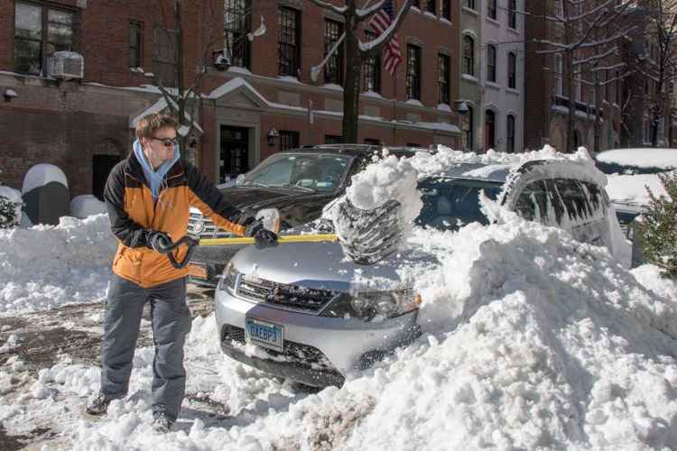 A tempestade despejou 68 centímetros de neve no Central Park de New York, a segunda maior acumulação da história, de acordo com o Serviço Nacional de Meteorologia