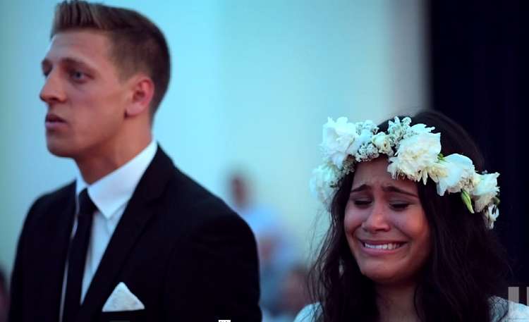 Noiva chora em dança tribal feita pelo noivo e se junta à apresentação