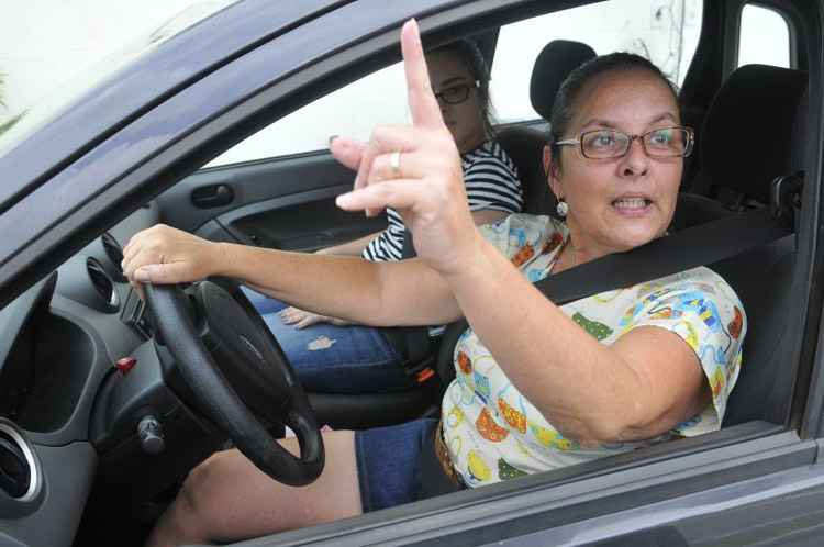 A professora Irene Soares acha uma vergonha o preço do petróleo ter diminuído no mundo inteiro e no DF a gasolina ser tão cara