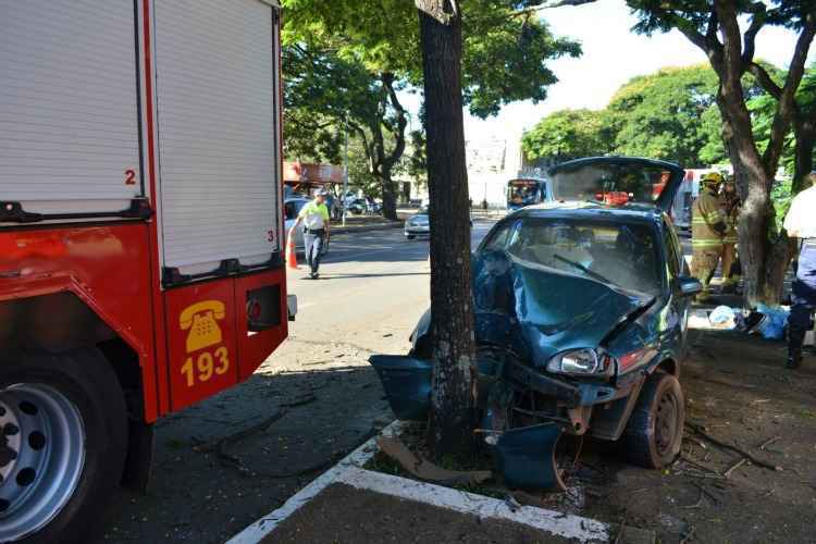 Um dos passageiros teve um corte na cabeça, o outro ficou com várias escoriações pelo corpo e o terceiro reclamou de dores no toráx.