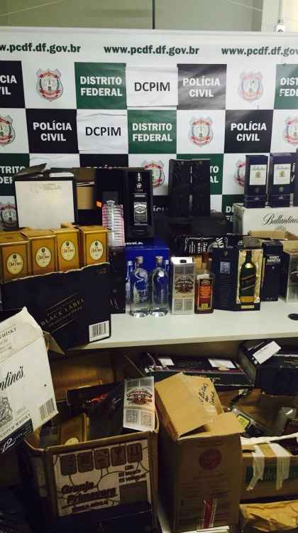 Polícia Civil apreende mais de 500 garrafas de bebidas falsificadas no DF