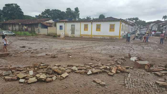 O centro histórico de Pirenópolis (GO) amanheceu debaixo d'água nesta quarta-feira