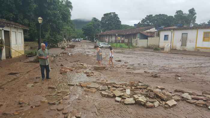 O centro histórico de Pirenópolis (GO) amanheceu debaixo d'água nesta quarta-feira