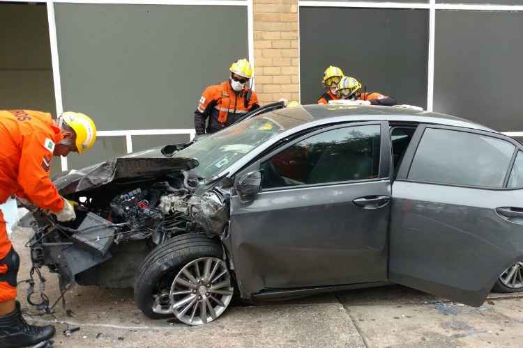 Idosa de 71 anos bate carro na traseira de supermercado na Asa Norte