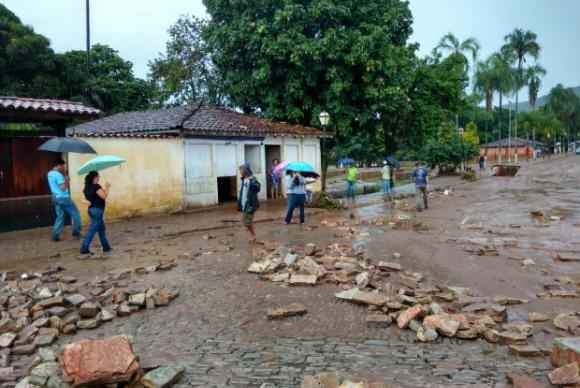 Chuva em Pirenópolis destrói calçamento de pedra, alaga casas e prejudica comércio