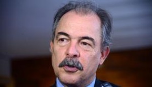 O  ministro  da  Educação,  Aloizio  Mercadante,  em entrevista à imprensa