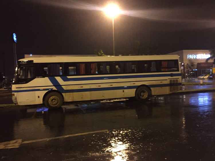 Ônibus fretado espera final da sessão em frente ao shopping