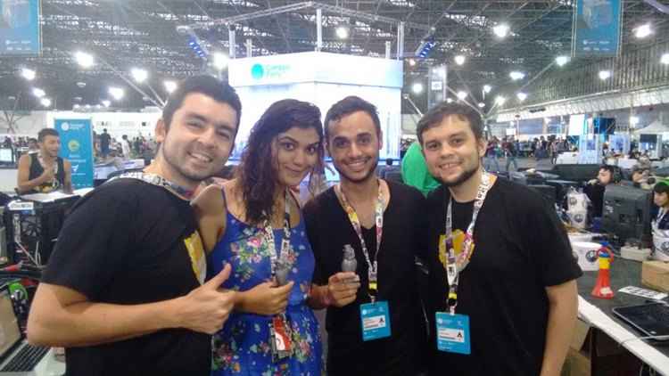 Casal (ao centro) recebe presente de startups da Campus Party