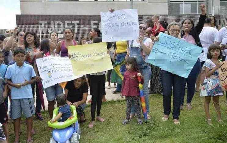 Cerca de 70 pessoas se reuniram ontem em frente ao Fórum do Riacho Fundo para prestar apoio ao garoto de 6 anos: mobilização