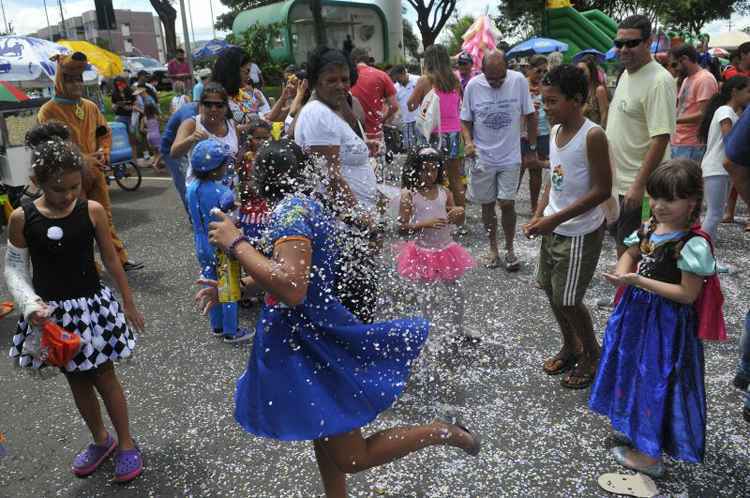 Samba, frevo vão comandar a tarde de folia nas regiões da capital