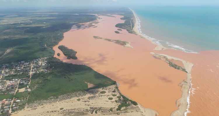 Bem além do limite de Barra Longa previsto pela empresa, o rastro de destruição da lama de Fundão atingiu o Rio Doce e seguiu até o Atlântico