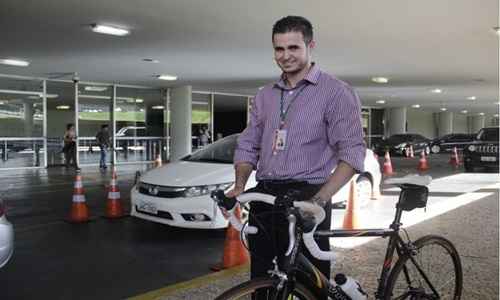 Rômulo mora em Vicente Pires e vai ao trabalho de bike. Opção é viável graças ao acesso a armários e chuveiro