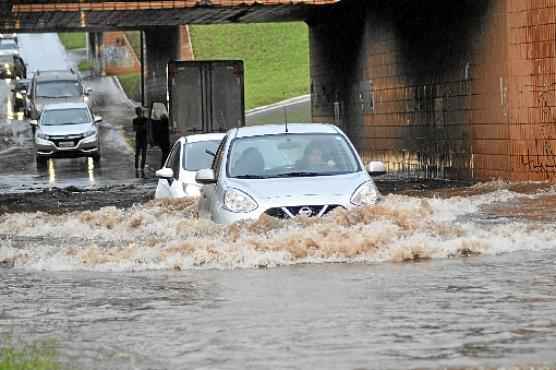 Carros passam por tesourinha inundada na 216 Sul em 21 de janeiro. Situação se repete em várias temporadas de chuva no DF