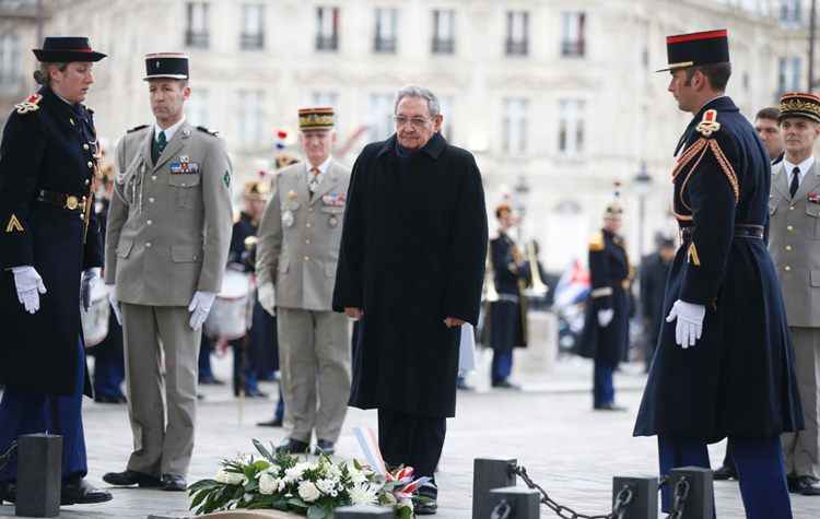 Raúl Castro foi recebido com uma cerimônia solene no Arco do Triunfo de Paris, onde recebeu honras militares