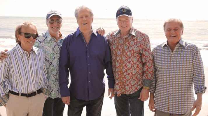 Os Beach Boys se reuniram com Brian Wilson (centro) em 2012, para uma turnê de 50 anos do grupo. Abaixo, os rapazes californianos nos anos 1960, em uma fase pré-Pet Sounds