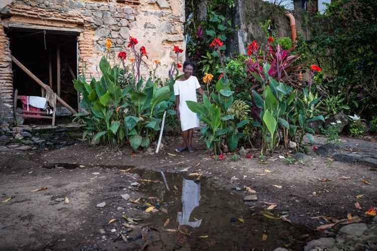 Dona Rosa, moradora da Gamboa de Baixo, representa Naná.