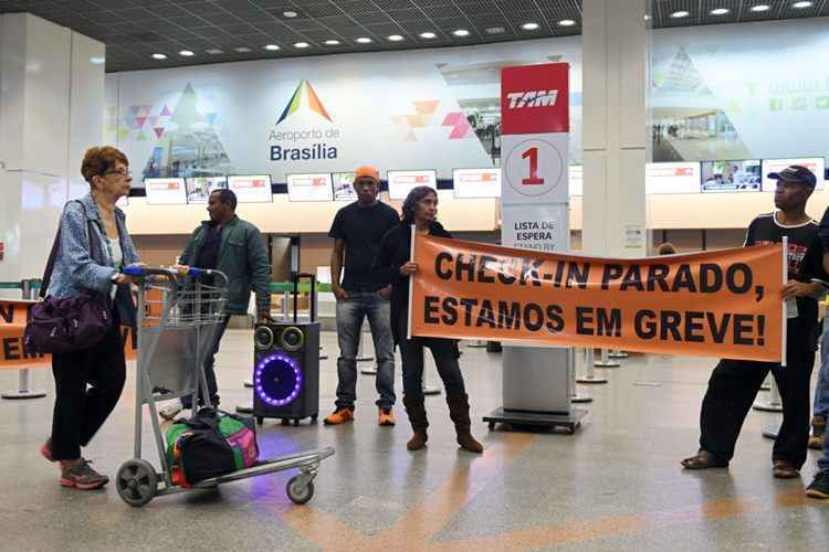 Greve dos aeronautas e aeroviários afeta 12 aeroportos e causa cancelamentos e atrasos em todo o país