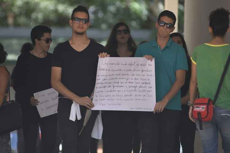 Um dos estudantes que participou do ato, Matheus Gomes, 16 anos, mostrou o cartaz que dizia que é muito difícil falar palavras de conforto e, por isso, desejavam que Deus pudesse ajudá-los a superar a dor da perda