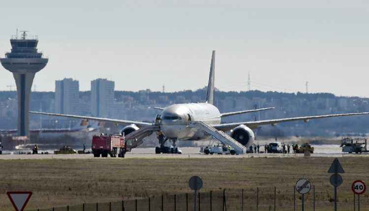 De acordo com a Guarda Civil, havia a bordo deste voo SVA 226, entre Madri e Riad, 97 passageiros e 15 tripulantes. O Boeing 777-200 deveria decolar às 10h50 (07h50 de Brasília)