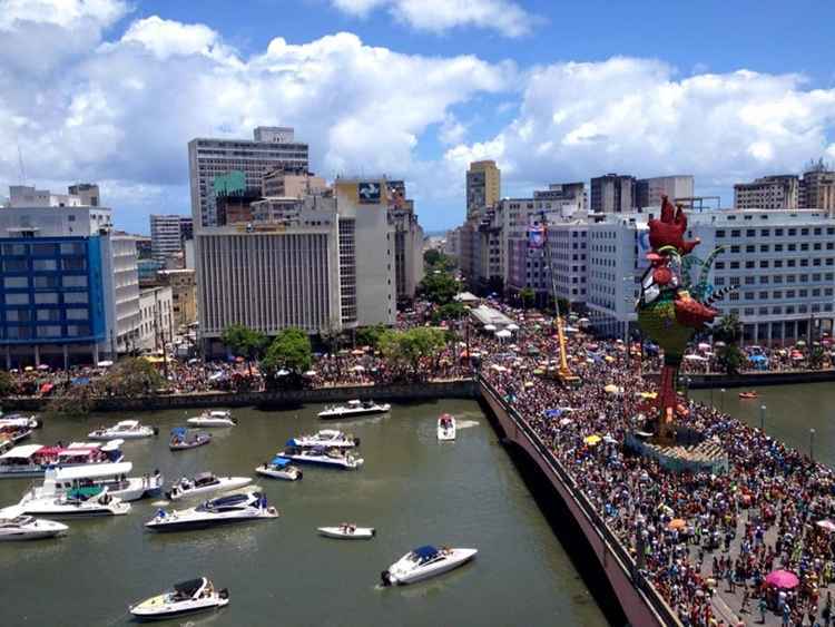 A concentração do Galo da Madrugada teve início às 9h, no Forte das Cinco Pontas. O bloco arrasta multidões até as 18h30.