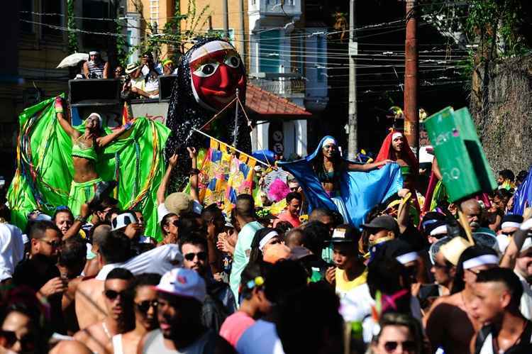 o repertório, muita salsa, cumbia, funk e marchinhas de carnaval. Este ano, a previsão é arrastar centenas de pessoas no bairro de Santa Teresa, no centro do Rio de Janeiro.