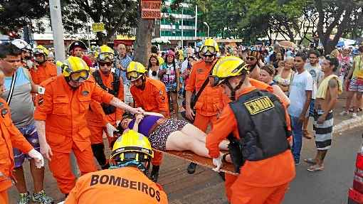 Durante a folia do Pacotão, o Corpo de Bombeiros precisou atender uma foliã aparentemente embriagada na altura do Setor Comercial Sul: excesso de bebida