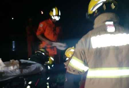 Vítima foi socorrida pelo Corpo de Bombeiros e levada para hospital com corte na cabeça e suspeita de fratura