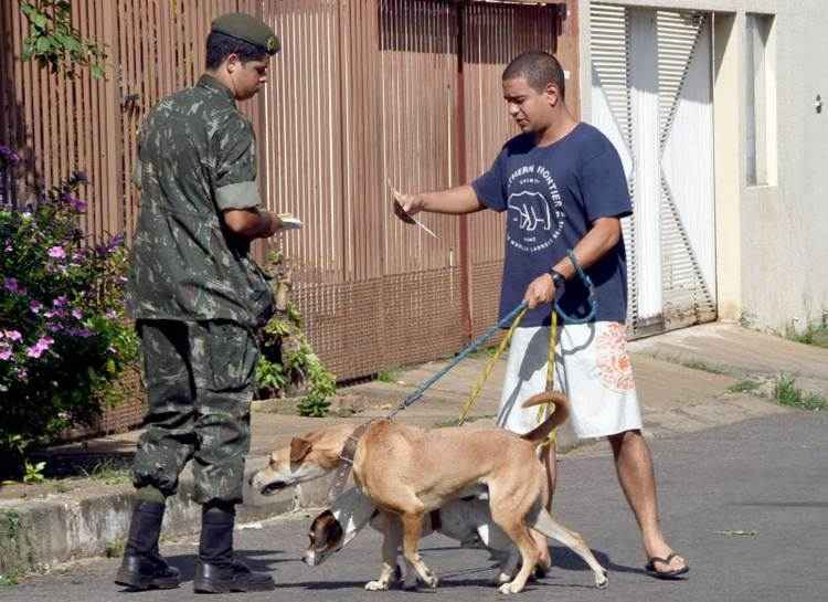 Militares entregaram fôlder com dicas para evitar a proliferação do Aedes aegypti em todas as capitais