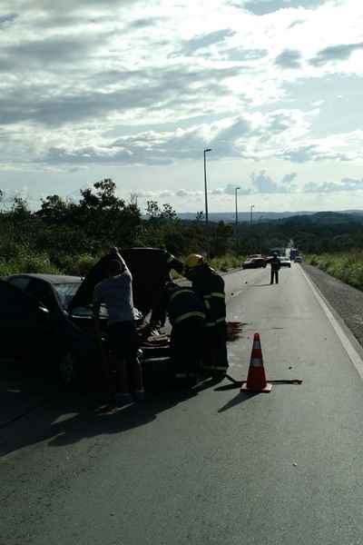 O acidente aconteceu por volta de 17h13. Um Fiat Marea colidiu com um Palio e o trânsito ficou complicado na região